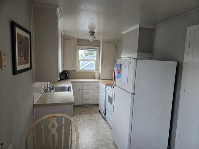 Kitchen - 1726 Hoyt Ave Unit 1