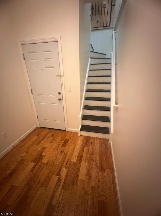 Building Photo - 192 Fairview Ave Unit 3