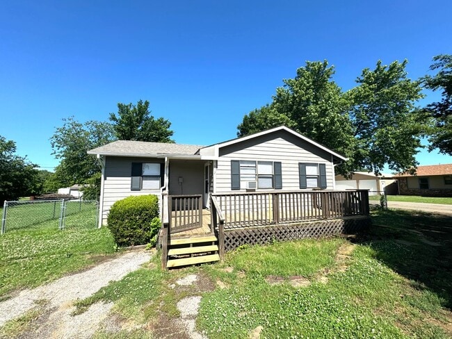 Building Photo - Cozy 3 Bedroom 1 bathroom home in Sapulpa! Pet Friendly