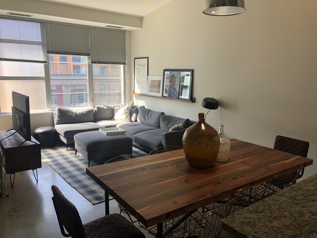 Building Photo - 180 Berkeley St Unit #160-515 Rental
