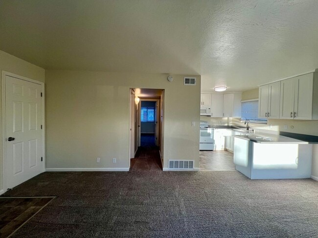 Photo - Renovated 2-bedroom, 1-bath Unit Unidad 3449-4