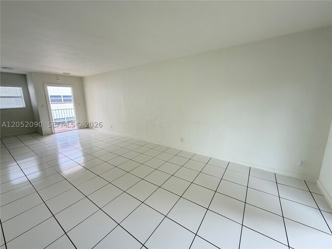 Building Photo - 2352 NE 9th St Unit B