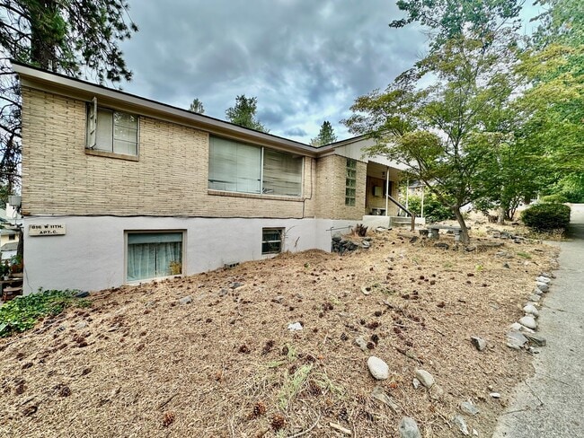Building Photo - 816 W 11th Ave Unit B