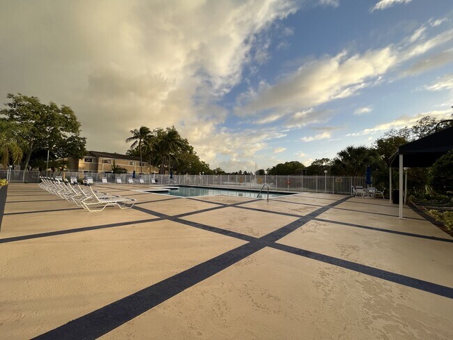 Photo - 350 Palm Cir W