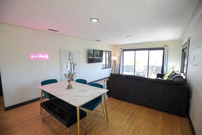 Photo - Fully Furnished Luxury Waterfront Unit w/i...