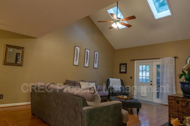 Photo - 114 Queensbury Cir