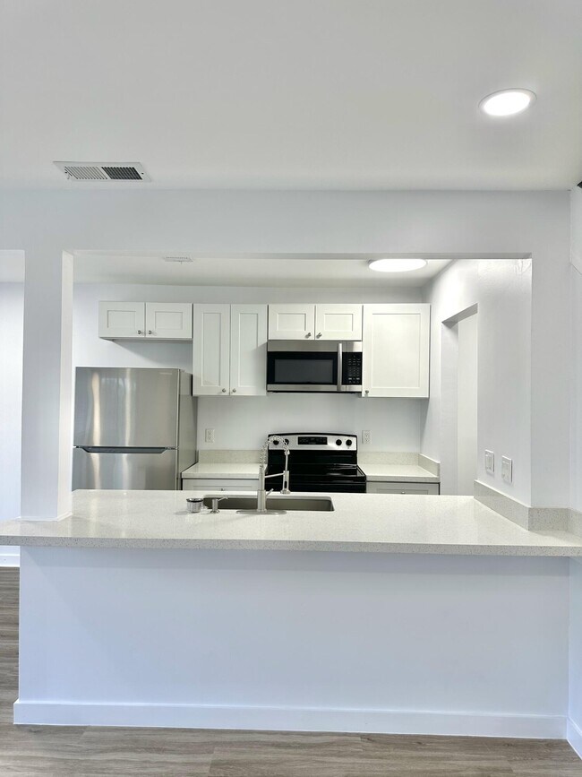 Building Photo - 906 E Tiffany Dr Unit 2