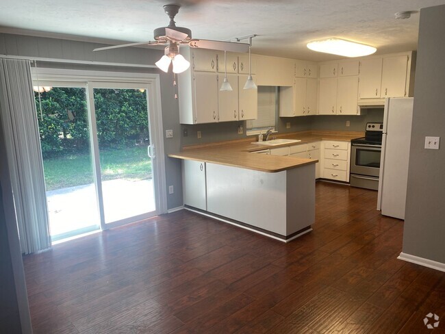 Building Photo - Lovely Single Family Home One Mile from Th...