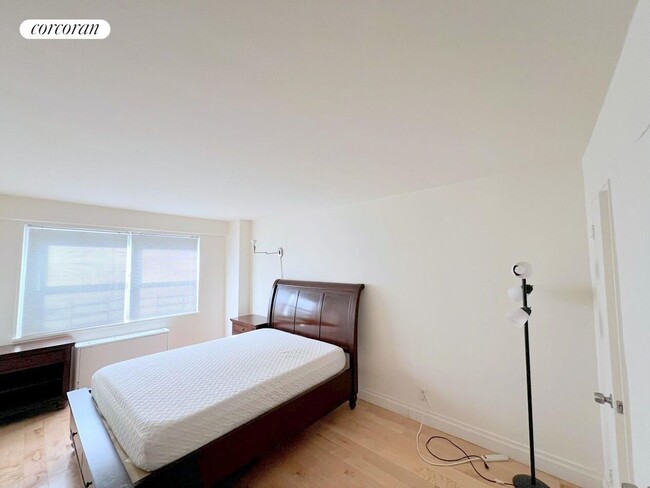 Photo - 211 E 53rd St