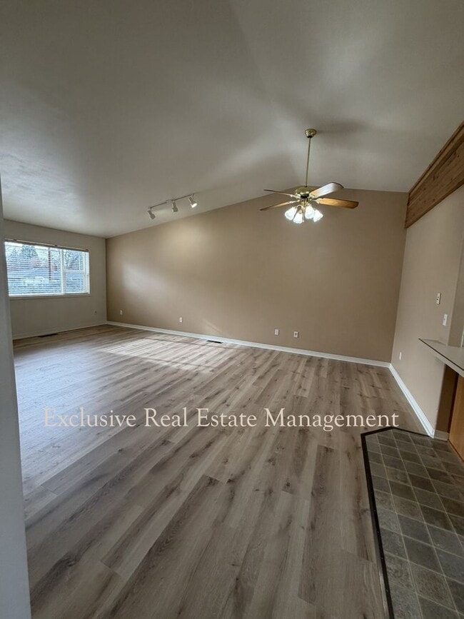 Photo - 2 Bedroom Duplex with Garage