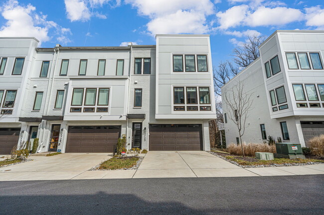 End Unit - 3725 Glenmoor Reserve Ln Townhome