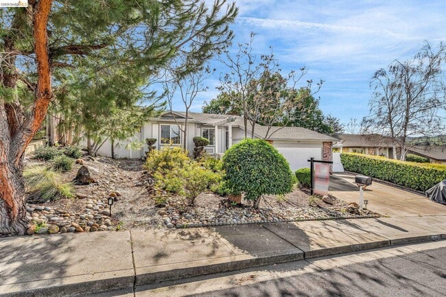 Photo - 909 Halite Way