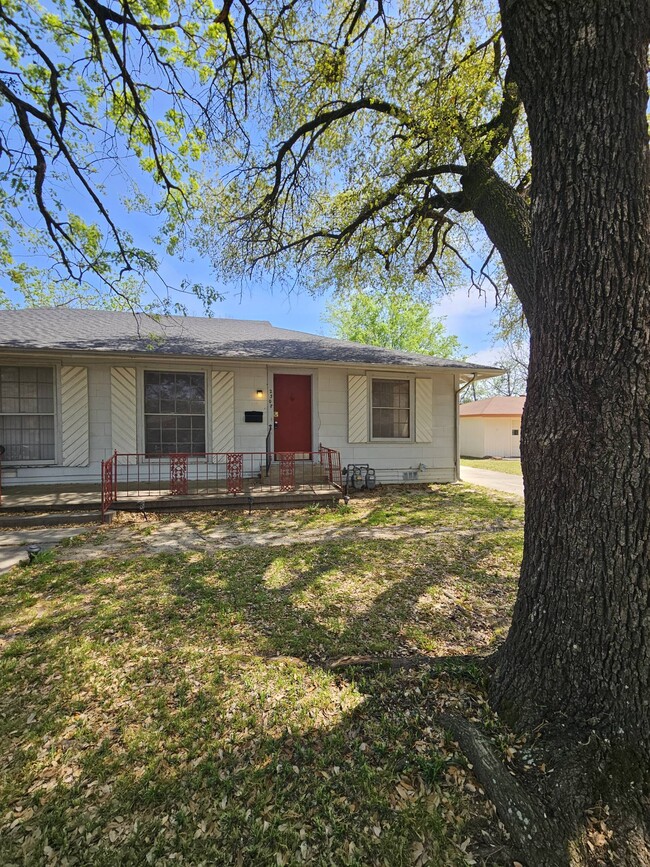 Building Photo - 2307 Holsum Cir