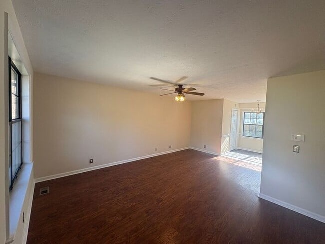 Photo - 3 Bed/2 Bath with Deck/Yard in quite neigh...
