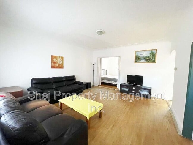 Photo - 10564-10592 92 St NW