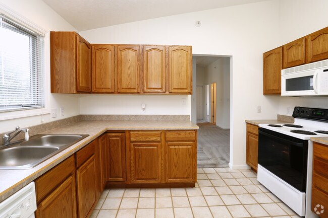 3BR - Kitchen - Stonecreek Apartment Homes