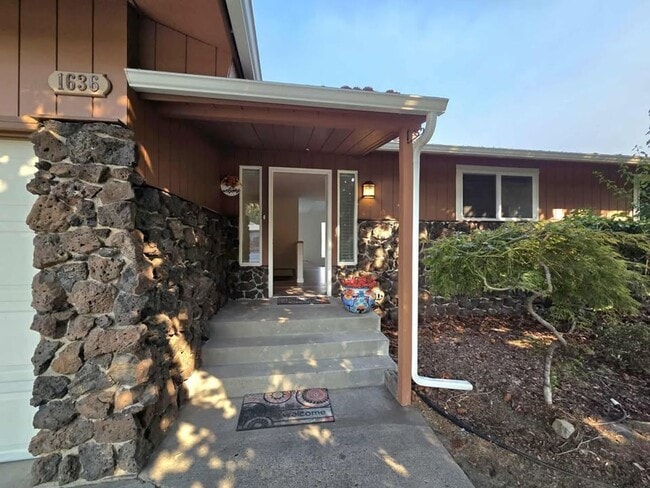 Building Photo - Stunning 4 Bedroom, 3 Bathroom Home, with ...