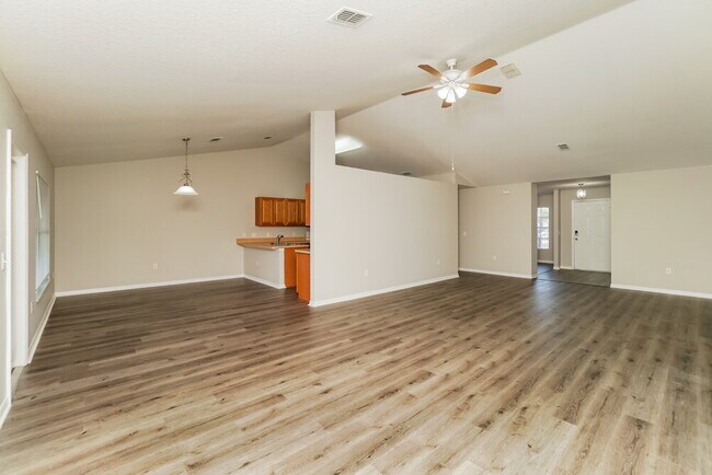 Photo - 11485 Viking St