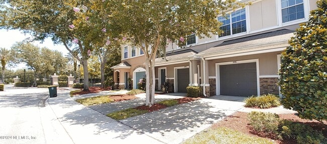 5976 Pavilion Dr
