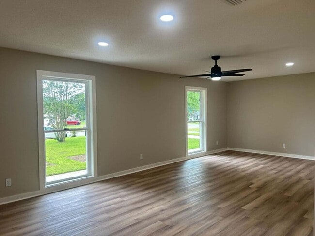 1804 Azure Dr