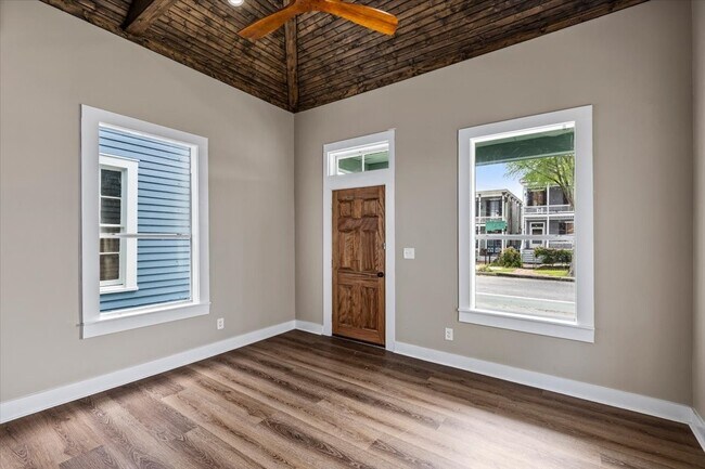 Photo - 1724 Winnie St