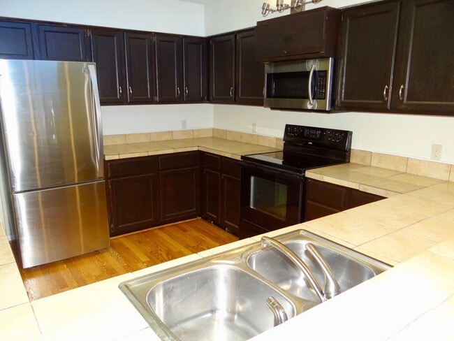 Building Photo - 2 bedroom unfurnished LONG TERM RENTAL in Fairway Ridge