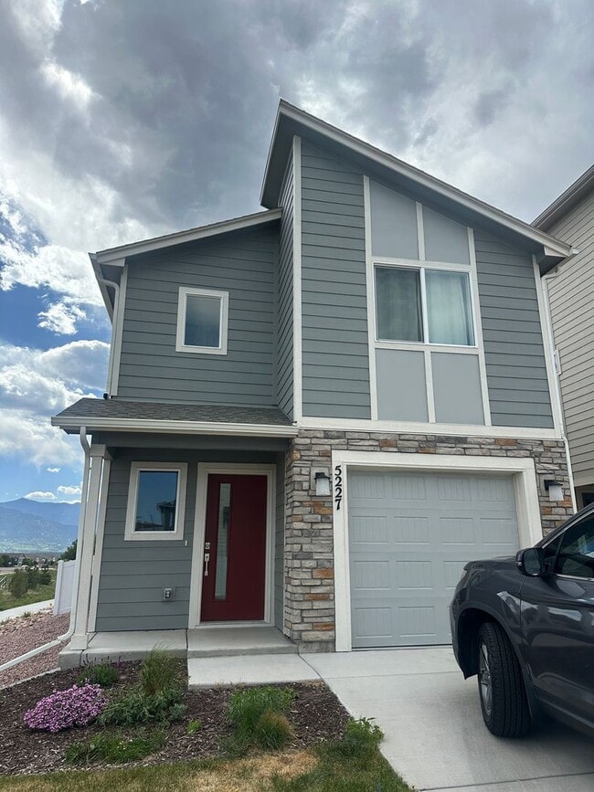 Modern Living in Skyview Village - Modern Living in Skyview Village House
