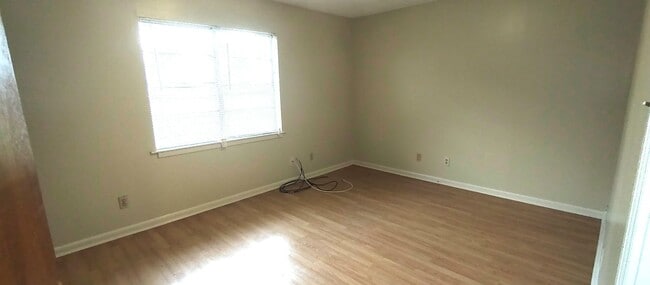 Photo - Spacious 2 Bedroom, 1 Bath Apartment on Er... Unidad 203A
