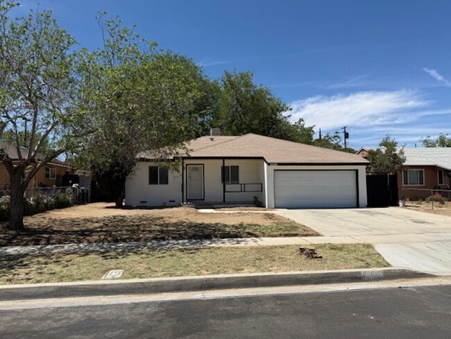 Newly remodeled 3 bedroom, 2 bath home. - Newly remodeled 3 bedroom, 2 bath home.