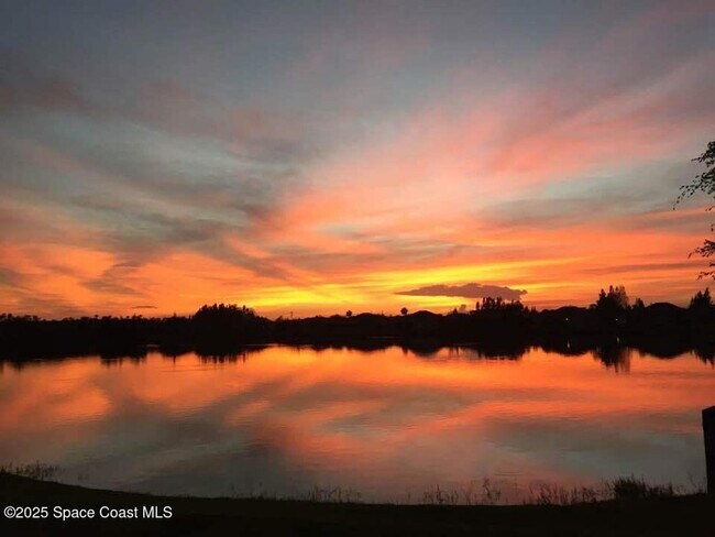 Photo - 935 Southlakes Way SW