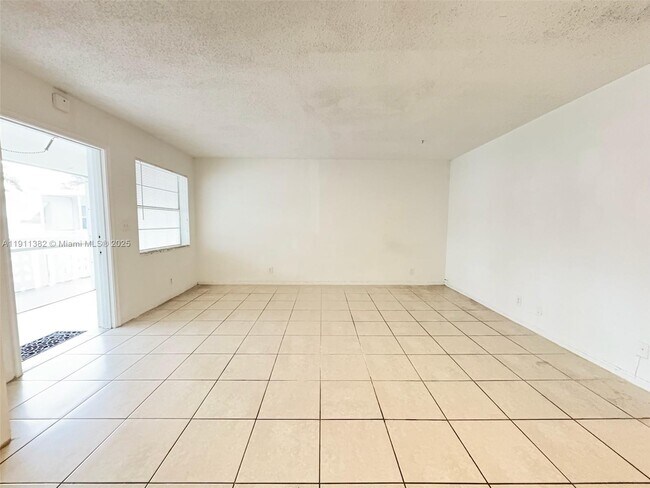 Photo - 725 NE 4th St Unidad 204