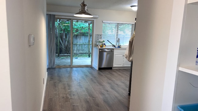 Photo - 1405 Meandering Way