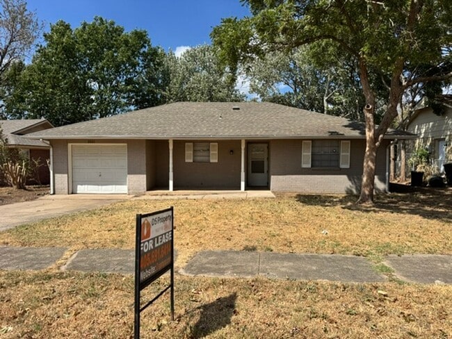 Building Photo - 2021 Elmhurst Dr