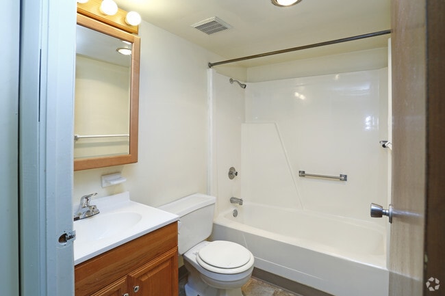 1BR Deluxe - Bathroom