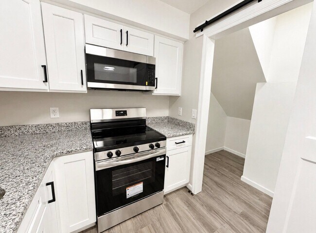 Photo - 601 Bellevue Rd N