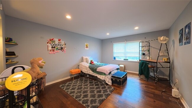 Building Photo - 2700 Bellefontaine Unit A25
