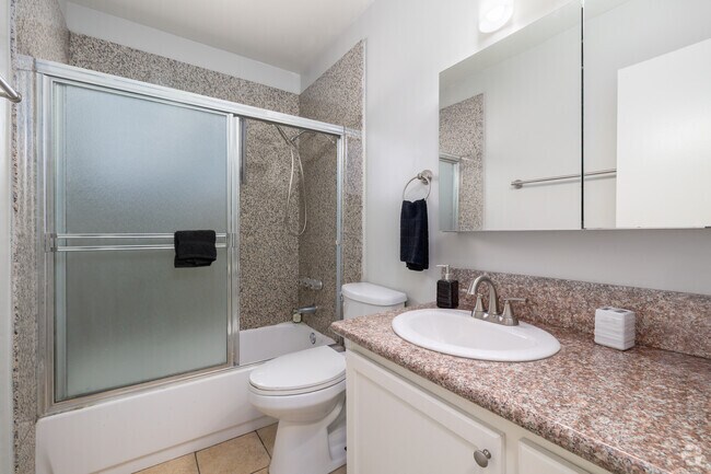 1BR, 1BA - 708SF - Bathroom