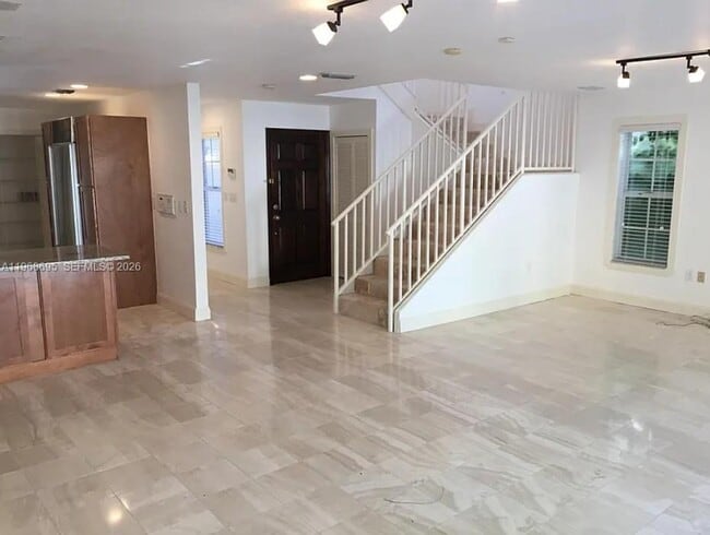 Photo - 3087 Shipping Ave