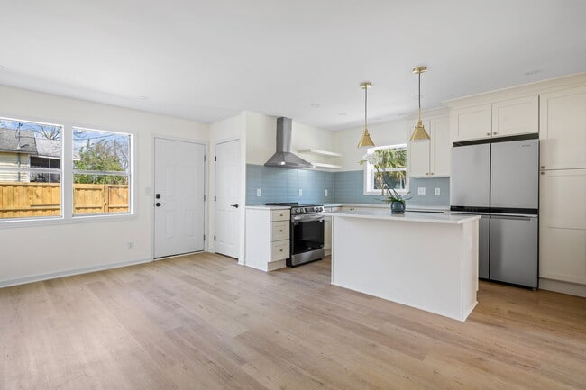 Photo - 40-40 Isabella St