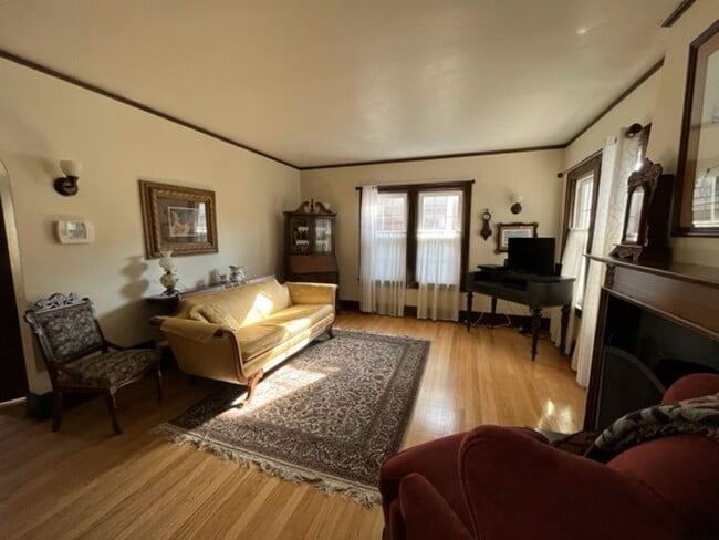 Photo - Aksarben Tudor For Rent