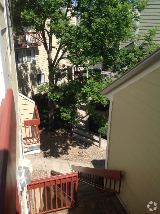 Building Photo - Charming Studio Home in City Center Aurora! Unit 17