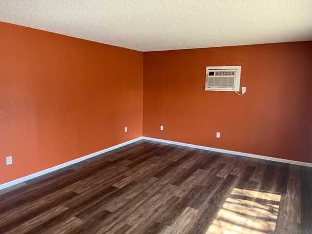 Living Rm - 3650 W 8th St Unit 4