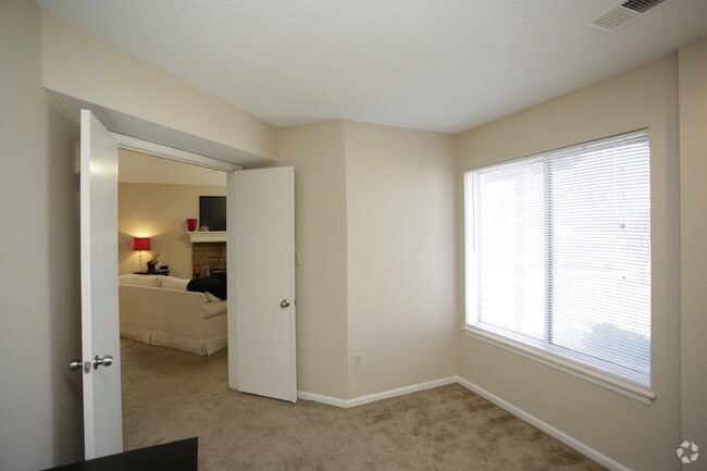 2BR, 1BA - Elm_887 SF