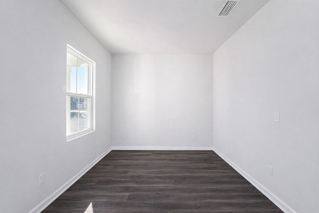 Photo - 3 bedrooms, 2 1/2 bathrooms in Richmond Hill's Heartwood Community