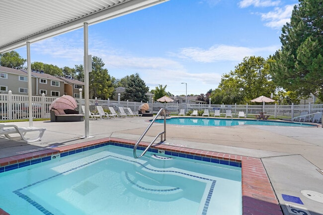 Hot Tub - Mark Twain Apartments