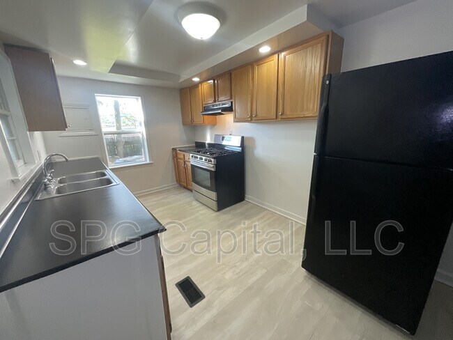 Photo - 466 W College Ave