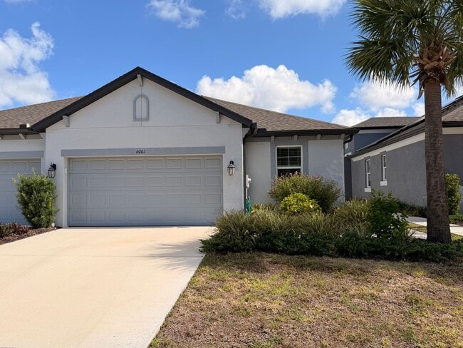 Building Photo - Open and bright 2/2 Plus a den with 2 car garage