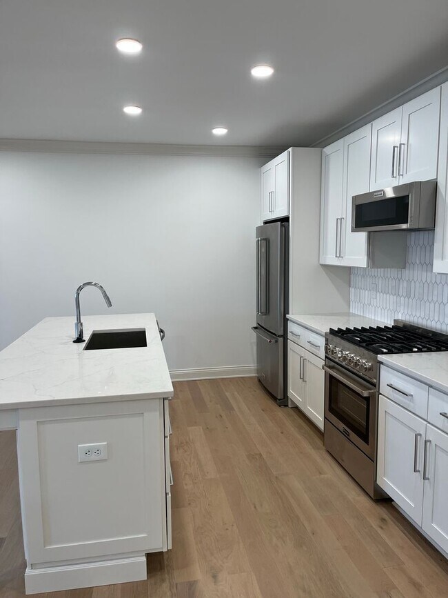 Photo - 692 N High St