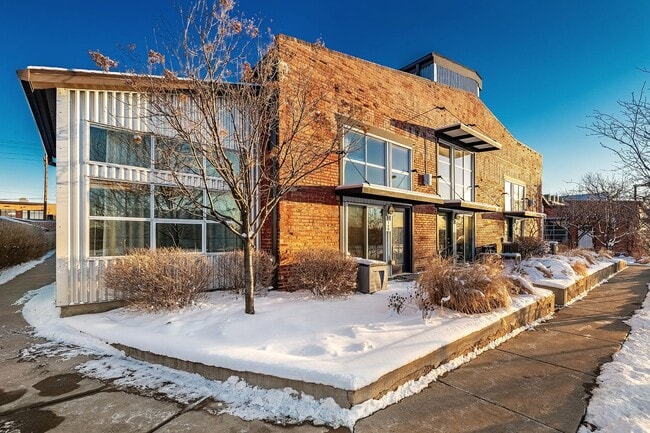 Photo - 3033 Blake St