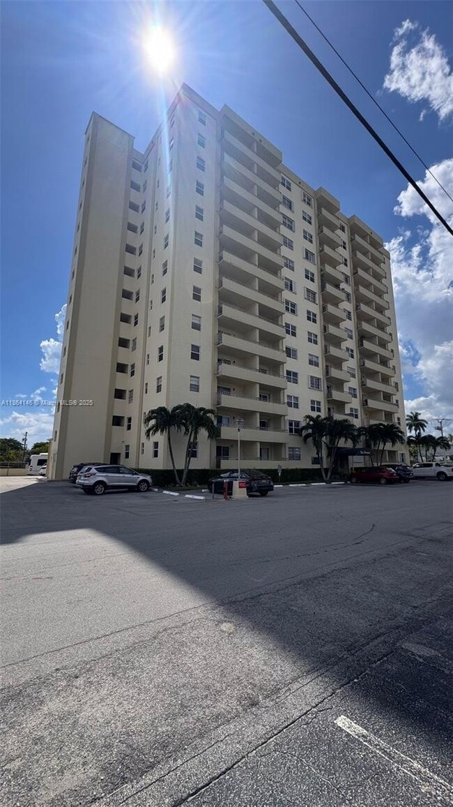 Photo - 900 NE 18th Ave Apartment Unit 404